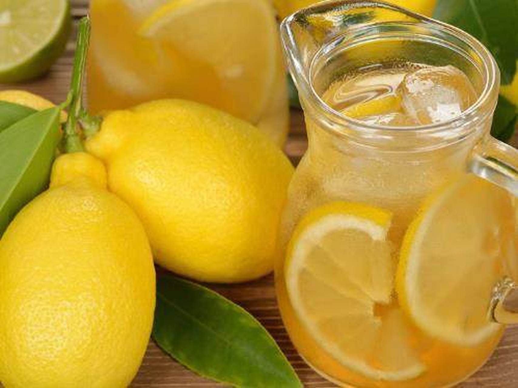 柠檬泡水喝有什么作用与功效