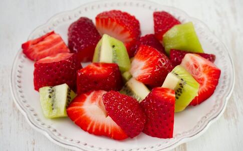 草莓太红是因为染色 草莓有哪些营养价值 草莓的功效与作用