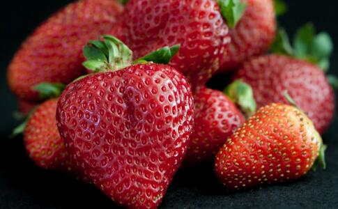 草莓太红是因为染色 草莓有哪些营养价值 草莓的功效与作用