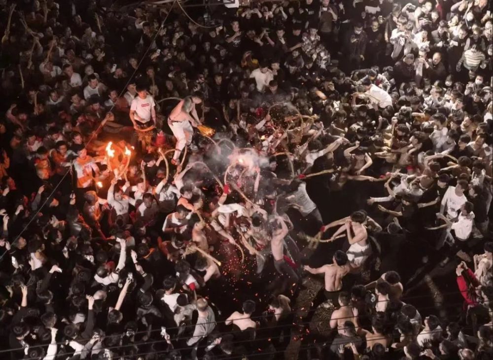 广东最狂野民俗盐拖灶神:场面激烈