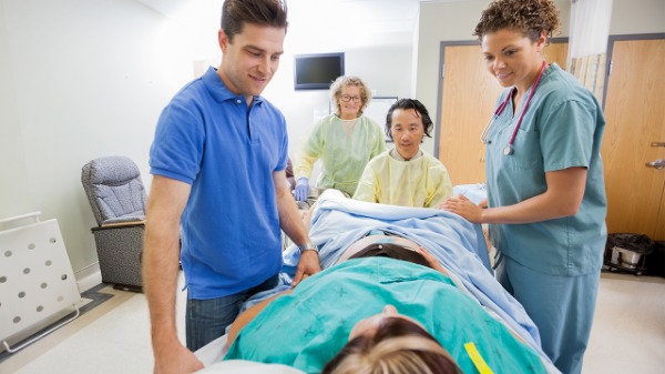 羊水破了的表现是什么?羊水破了多久时间内要生?