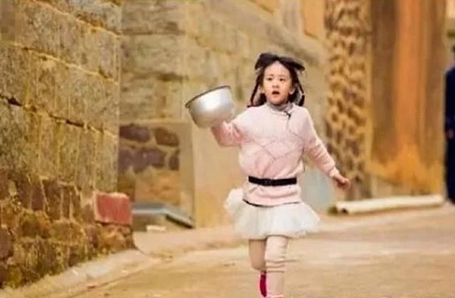 田亮女儿森碟越长越随爹，网友大呼还我初恋