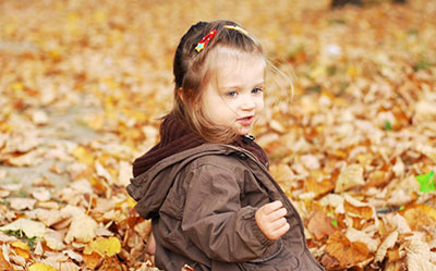 寒风飕飕秋季来临,怎么给孩子正确穿衣