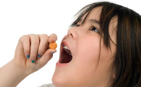 女儿浑身长黑毛红斑 儿童安全用药注意事项 儿童用激素药的危害