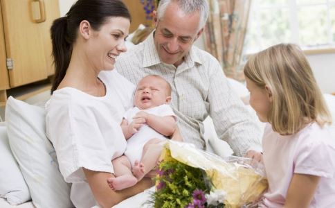 新生儿睡觉总爱吓一跳怎么办 新生儿睡觉总爱吓一跳如何处理 新生儿睡觉总爱吓一跳怎么应对