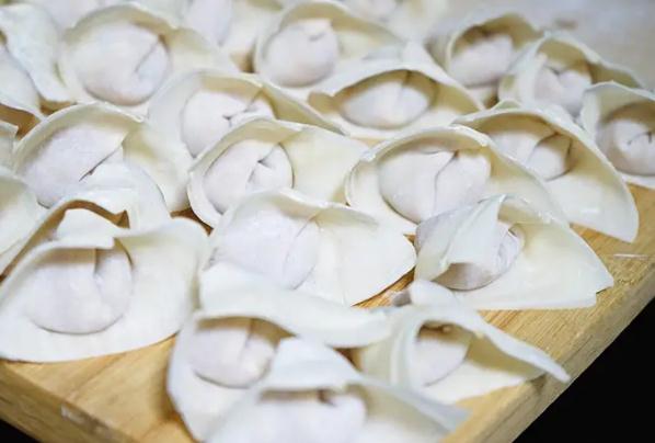 抄手的包法是什么?煮抄手冷水下锅还是热水下锅?