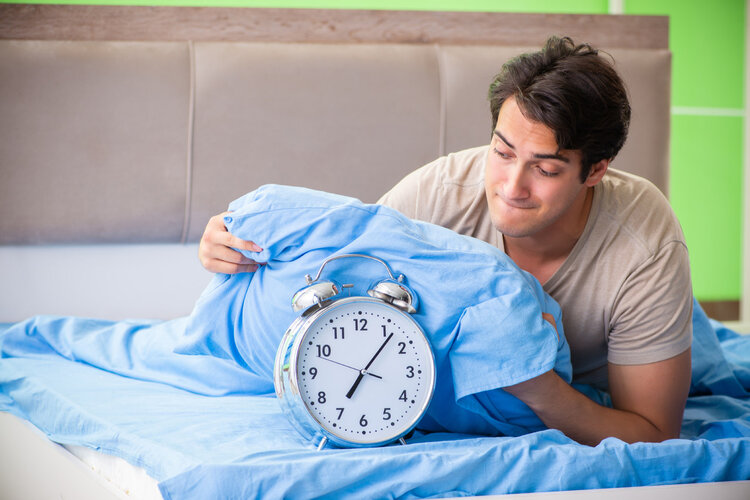 经常半夜“自然醒”再难入眠,怎么回事?或是这5个问题在捣鬼