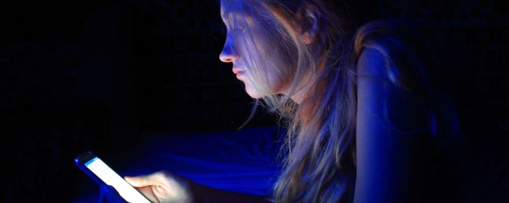 每天玩手机变色盲 吃什么可以预防色盲 预防色盲的食物有哪些