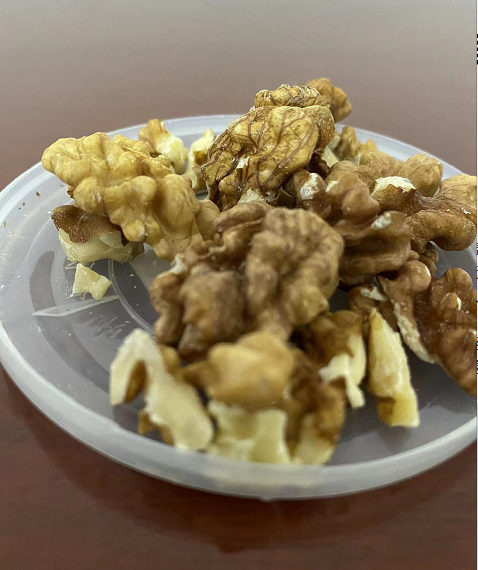 肚子胀气能不能吃核桃，吃核桃仁会不会引起腹胀，核桃油腻不易消化！