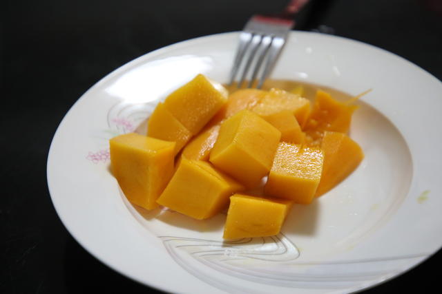 吃了芒果放屁很臭,为什么吃芒果容易放臭屁,芒果的成分决定的!