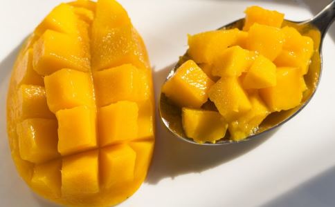 吃芒果有什么好处 芒果的好处有哪些 吃芒果要注意什么