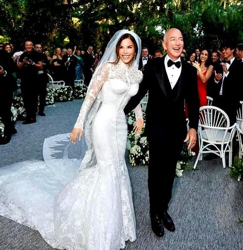 保姆擦花瓶保姆擦地板