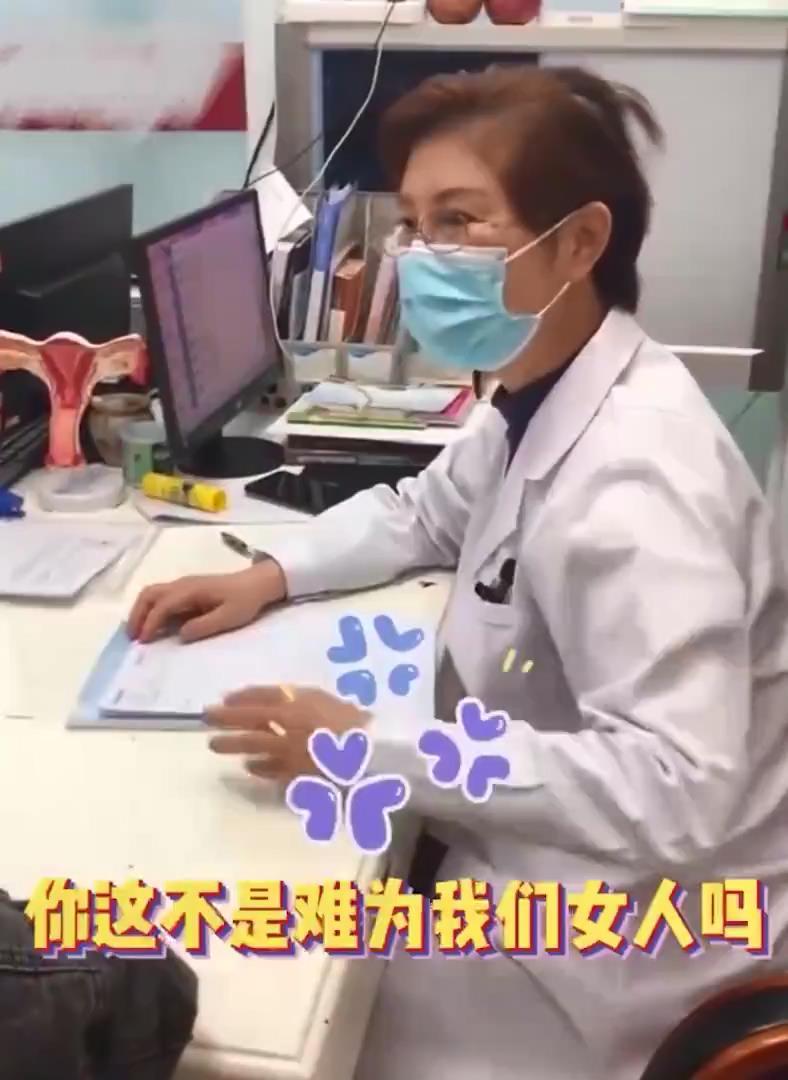 王鸥带女儿公园玩耍 全程紧拽防走失背带 王鸥带女儿公园玩耍 全程紧拽防走失背带