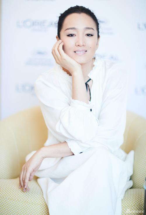 躺着玩手机对眼睛的危害大 警示你不要躺着玩手机 躺着玩手机对眼睛的危害大 警示你不要躺着玩手机