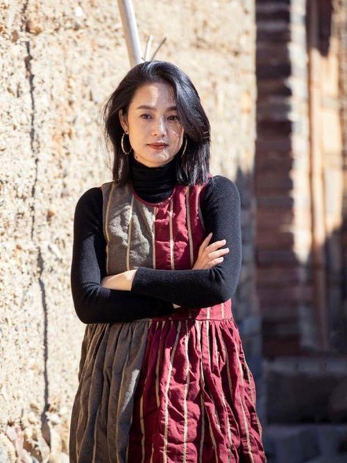 月嫂喂奶瓶月嫂敲瓶底