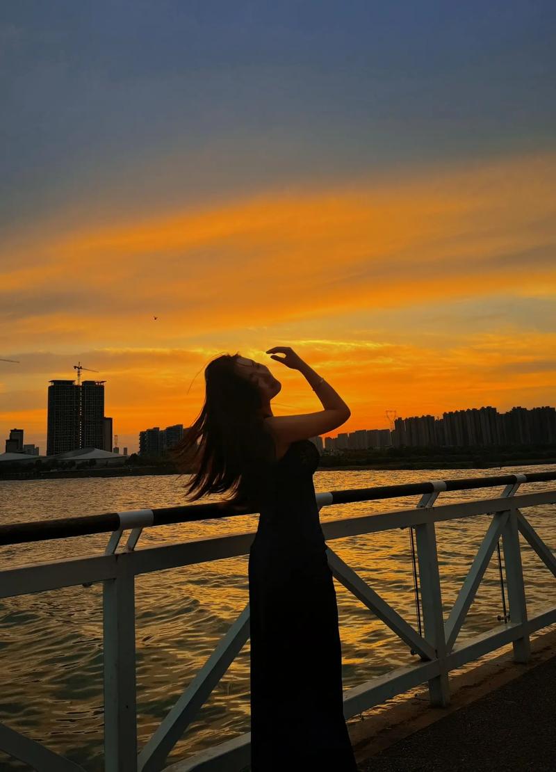 女子被男子当街薅头发拖行殴打