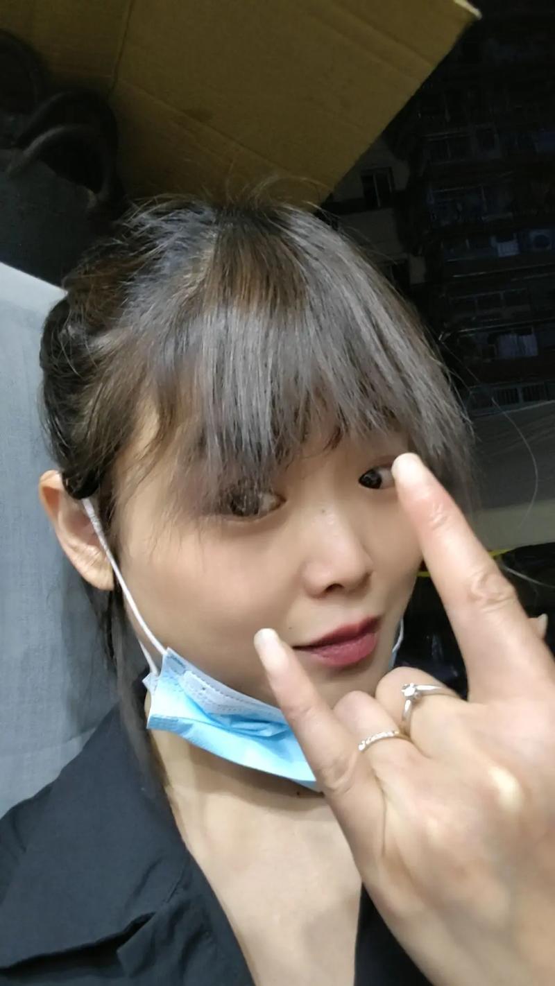 左右肩膀不一样高怎么回事 左右肩膀不一样高怎么回事