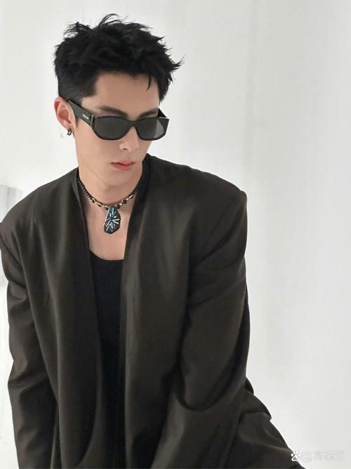 如何让膝盖变白 三招让你秀出大白腿 如何让膝盖变白 三招让你秀出大白腿