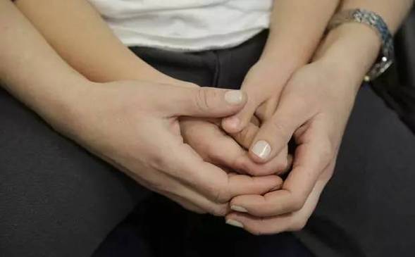 后背骨头突出该怎么办呢