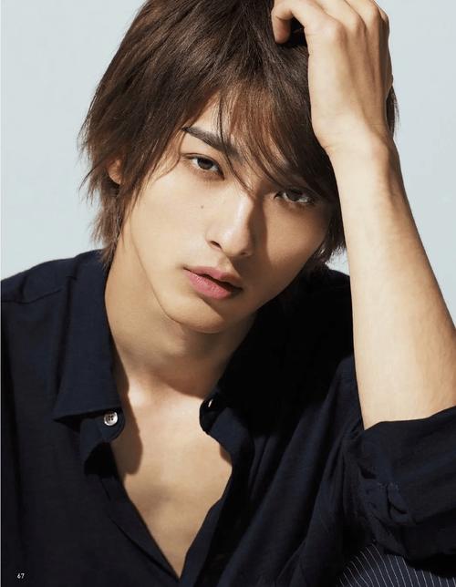 王一博周冬雨一起走红毯 王一博周冬雨一起走红毯