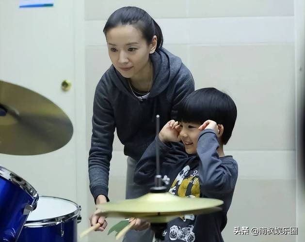 快睡着了突然抽搐一下怎么回事 快睡着了突然抽搐一下怎么回事