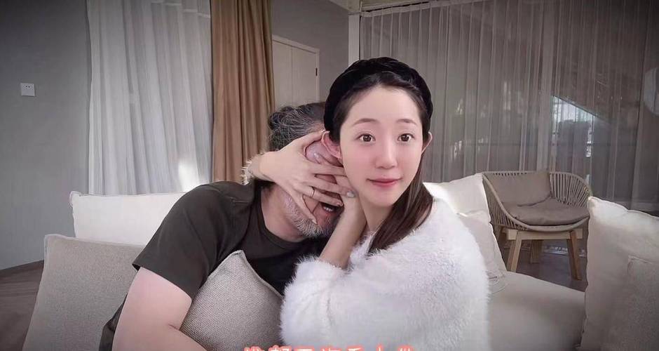 女性后背肩胛骨中间脊柱疼