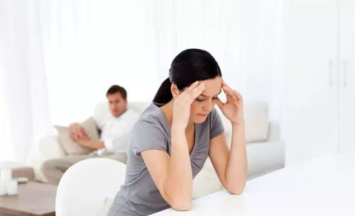 保姆自己打伞保姆打老人的视频是真的吗？