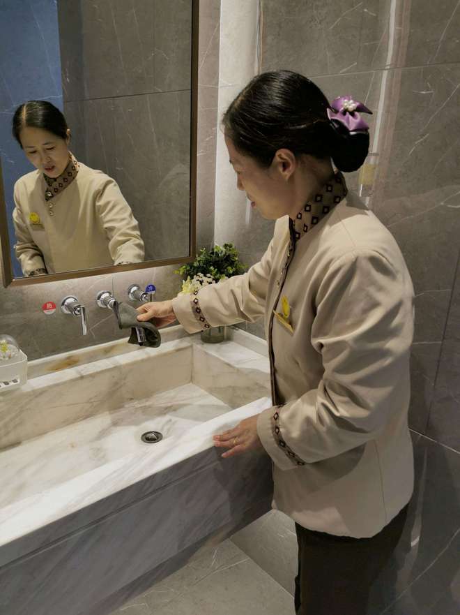 月嫂使劲按着婴儿头吃奶 月嫂使劲按着婴儿头吃奶