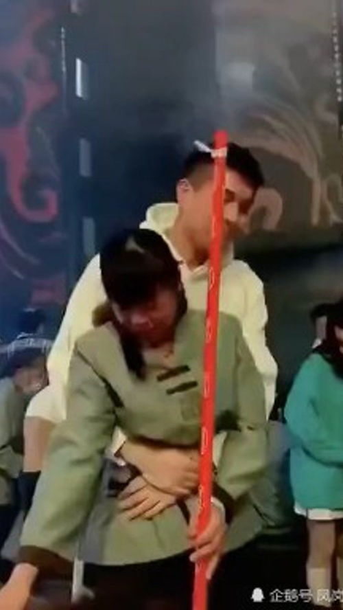 易拉罐男保姆 易拉罐女孩