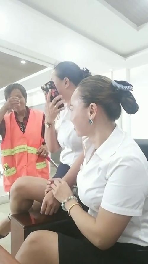 雨夜带刀保姆 下雨带刀不带伞保姆