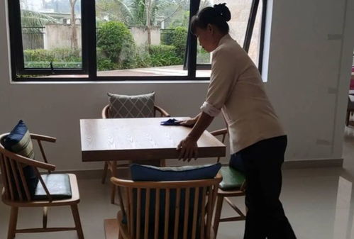 月嫂喂吃雪糕月嫂吃家里水果