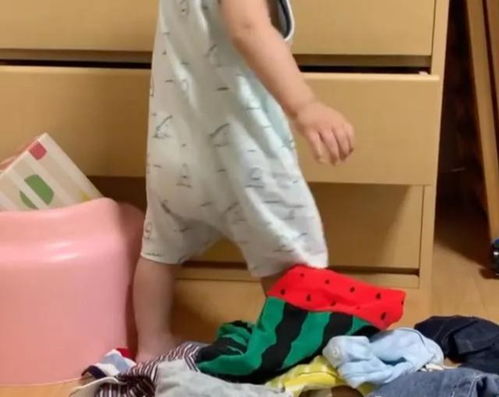 月嫂边带孩子边玩手机 月嫂边带孩子边玩手机