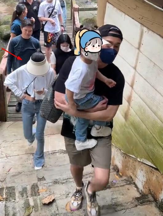 压榨保姆女儿保姆背后 压榨保姆女儿保姆背后