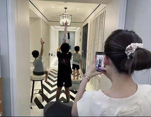 月嫂抖小孩 月嫂摇晃婴儿