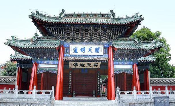 卧室可以放吊灯吗 卧室吊灯风水禁忌 (房间吊灯风水禁忌大全图解)