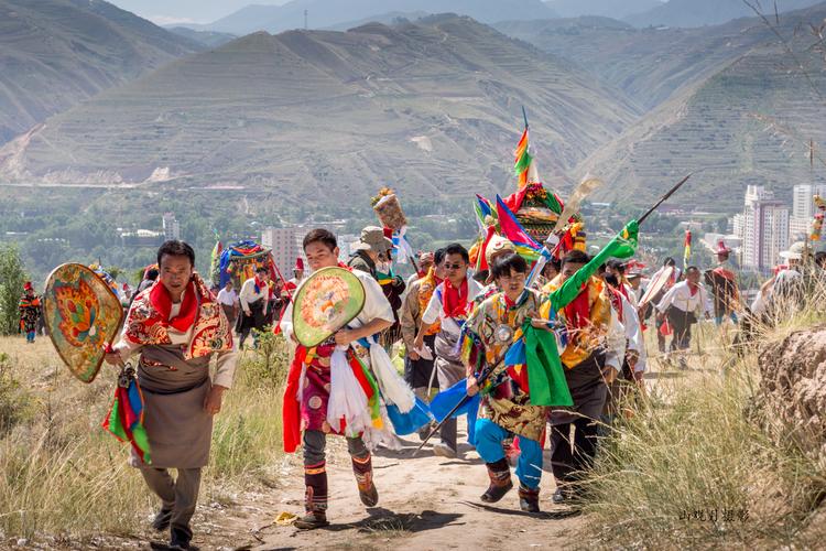 梦见和死人在一起得众水来生，非常繁茂，又
