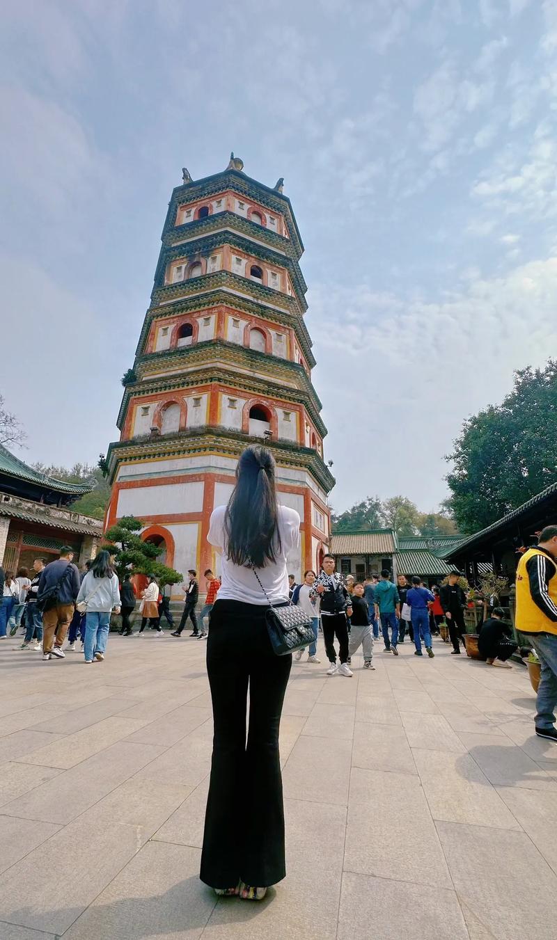 殷桃三里屯逛街被偶遇,素颜独自挑选二手包, 殷桃三里屯逛街被偶遇,素颜独自挑选二手包,